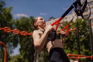 Area streetlifting all'aperto con barre orizzontali e parallele per allenamento outdoor